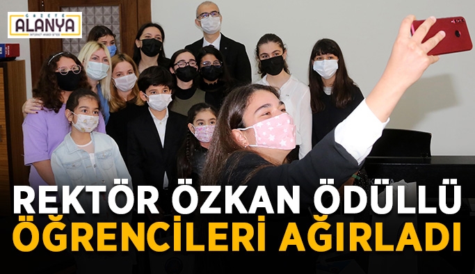 Rektör Özkan ödüllü konservatuvar öğrencilerini ağırladı