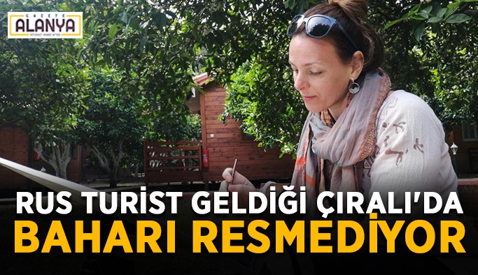 Rus turist tatile geldiği Çıralı'da baharı resmediyor
