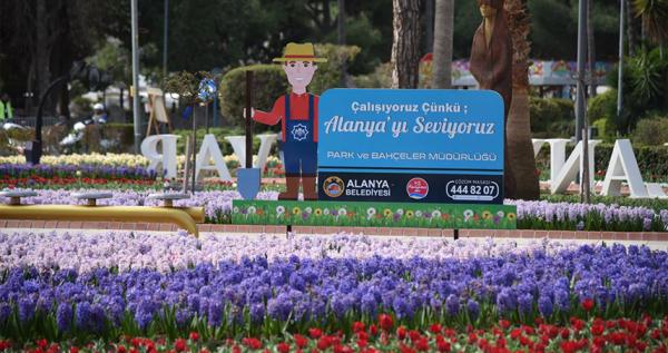 Lale ve sümbüller Alanya’da baharı karşıladı